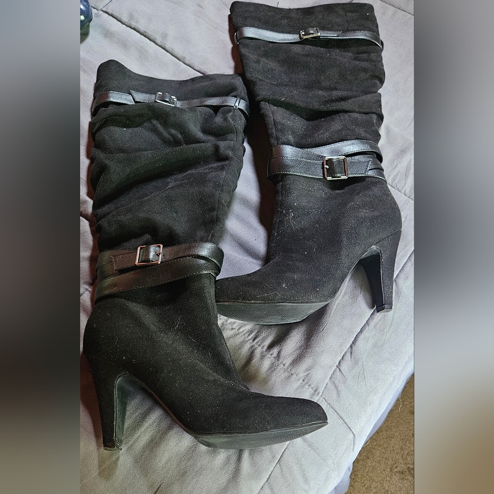 Womens size 8 mid calf heeled boot in black faux sued